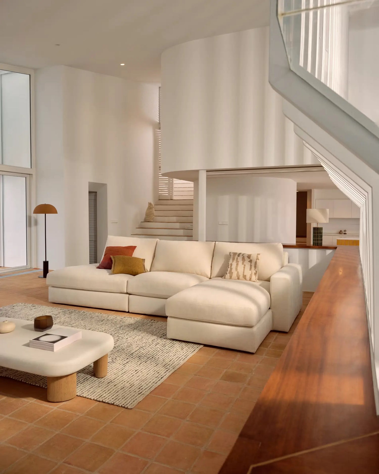 Los mejores trucos de interiorista para decorar salones con techos altos
